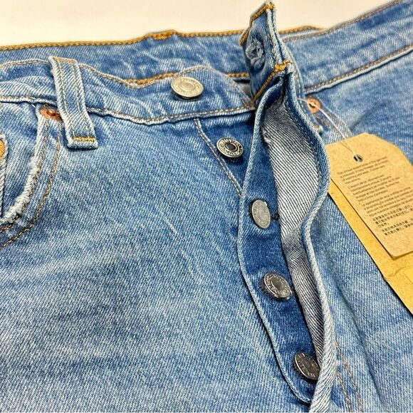 Levi’s NWT Cropped Distressed Light Wash Button Fly Jeans 30x26 - Picture 8 of 9